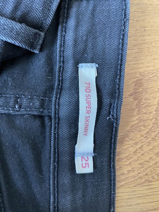 Pantaloni femei Levi’s 710, marimea 25 super skinny