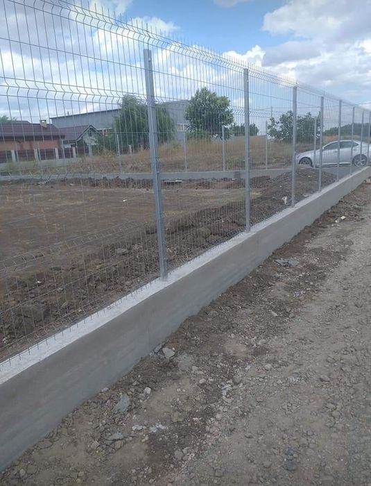 Construim garduri si porti din panouri stil jaluzele, sipca metalica, tabla cutata, plasa bordurata si BCA