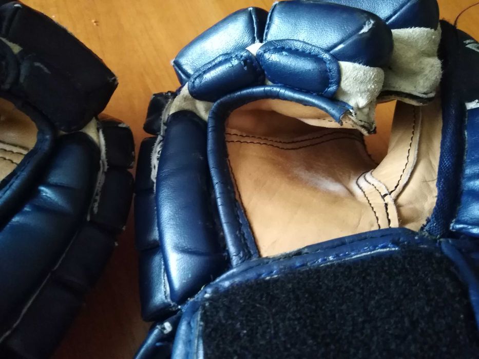 Хоккейные перчатки