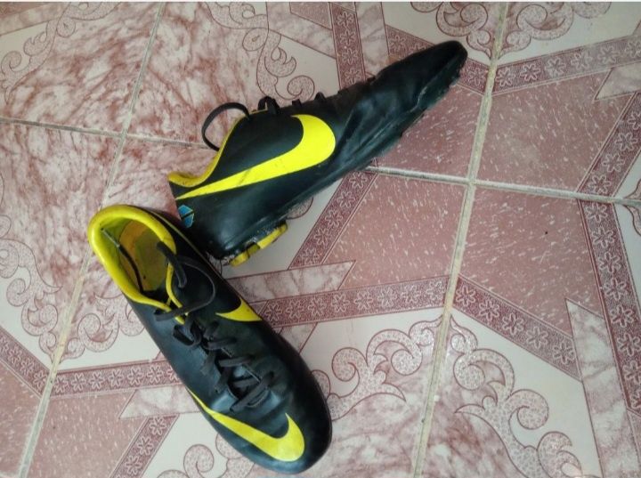 Adidasi cu crampoane/ghete fotbal