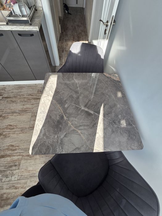 Трапезна маса от мрамор