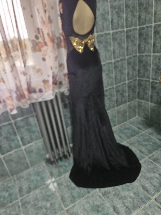 O superbitate de rochie din catifea neagră