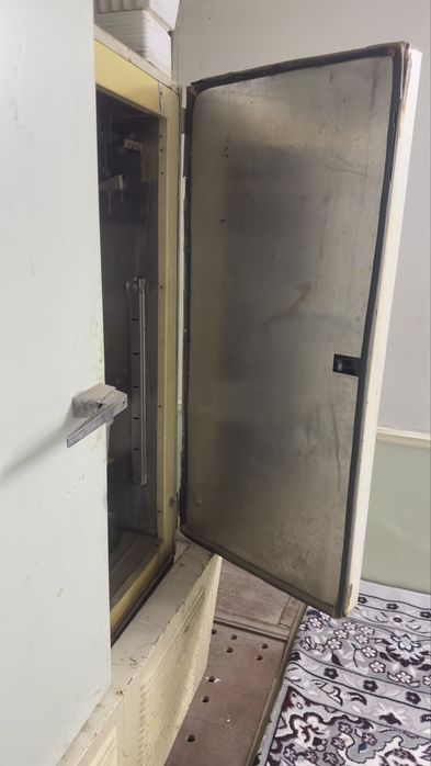 Холодильник большой