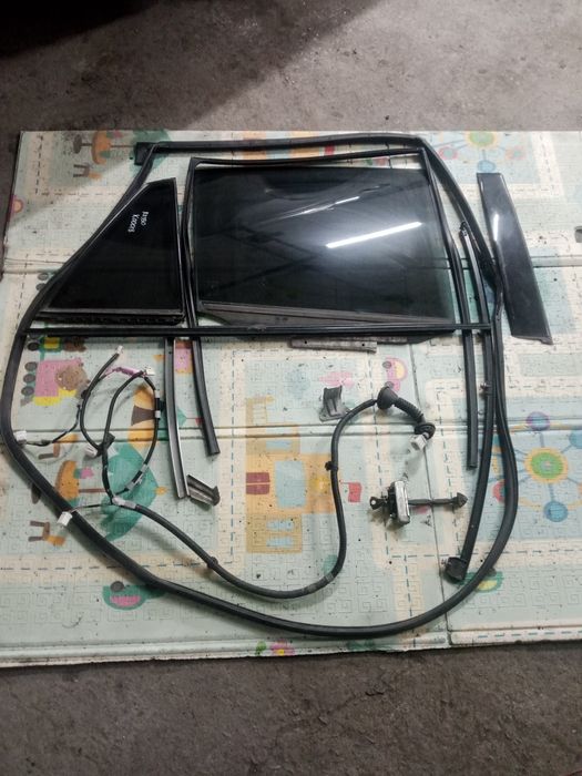 На Lexus RX330 внутренности задней правой двери