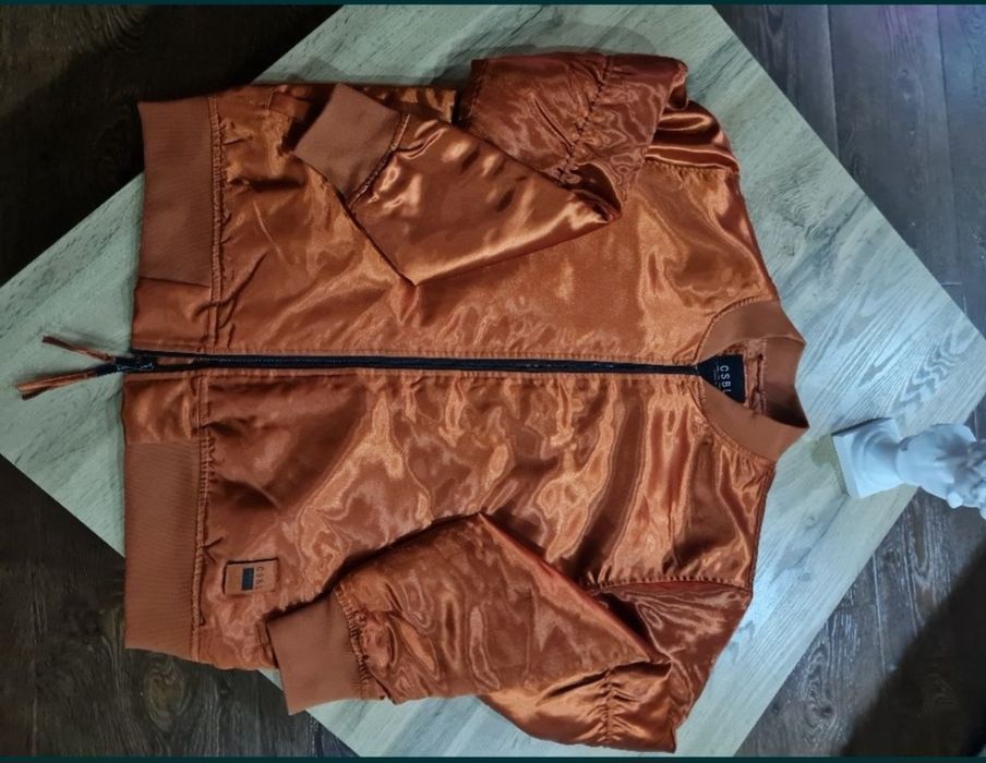 Бомбер атласный утепленный морковного цвета.Состояние идеальное .