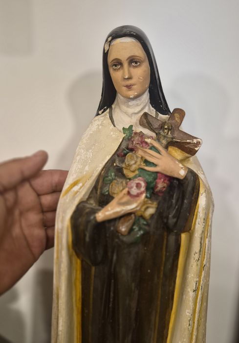 Statuetă catolică veche Sfânta Tereza de Lisieux, din ipsos, de la începutul secolului al XX-lea