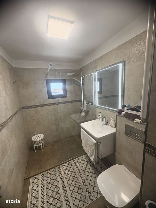 Apartament cu trei camere de vânzare, renovat complet, central