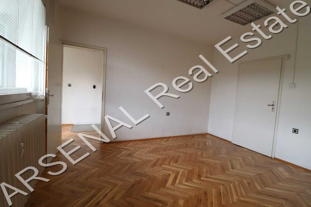 Дава се под наем Четиристаен апартамент в София, Център - 135 кв.м за 700 € - Снимка #2