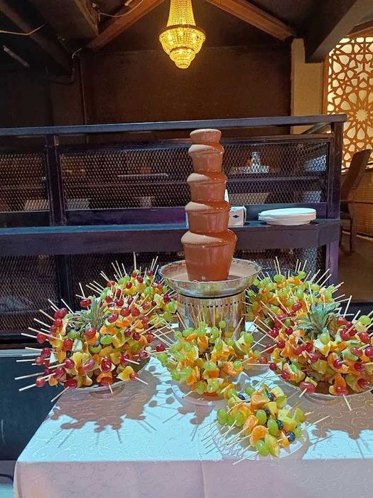 Bar din fructe si fantana de ciocolata