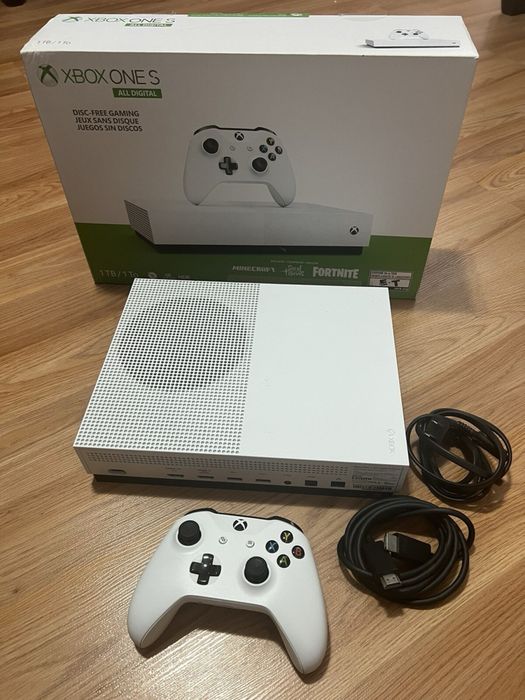 Xbox one s продам 2 геймпада есть