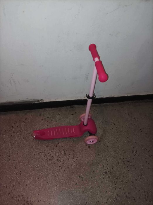 Детска тротинетка със светещи колела