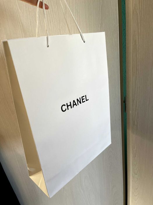 пуловер бял с яка подарък чантичка на марката шанел блуза зимна chanel