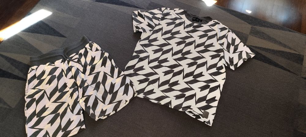 Оригинален сет с марката  Меси като нов