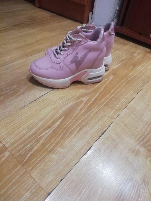 Недорого обувь. В нормальном состояний  скрытая платформа.