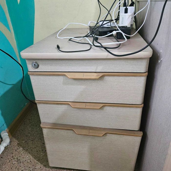 Продаю письменный  стол  с тумбой б/у( Корея)