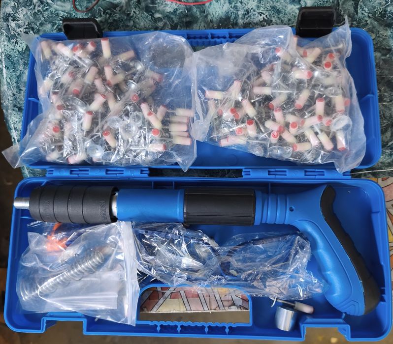 Пистолет за забиване на пирони в бетон