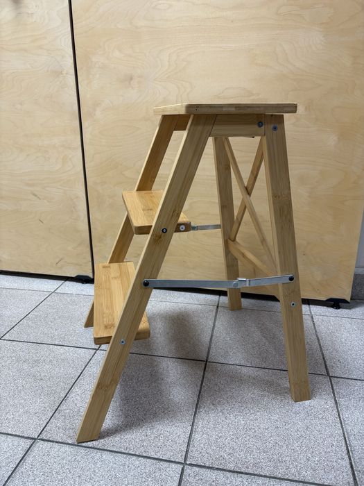 Продавам бамбукова стълба с три стъпала , с височина 63 см