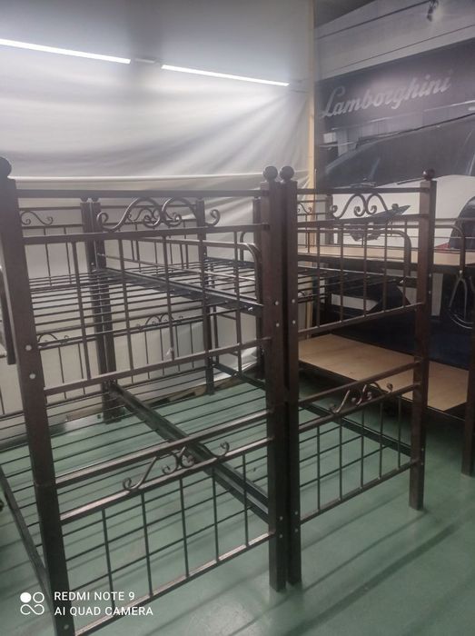 Двухэтажный металлические кровать.