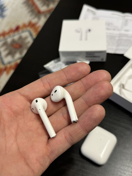 Apple AirPods 2 • Wireless Charging Case