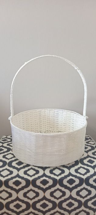 Белая корзина с бисером