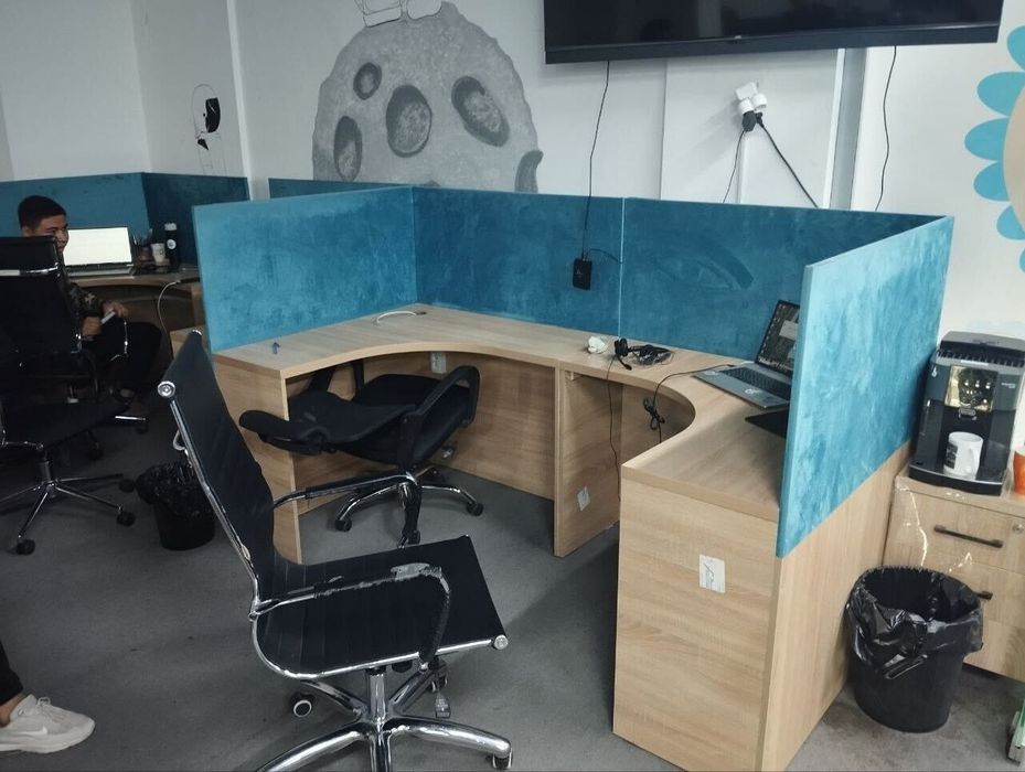 Продаются угловые столы с акустической перегородкой