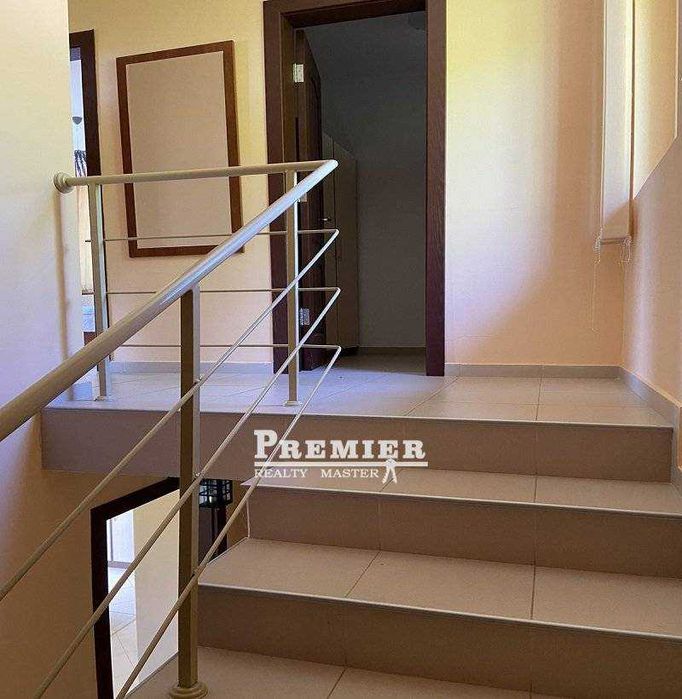 Предлагаме за продажба двуетажна къща в село Горица