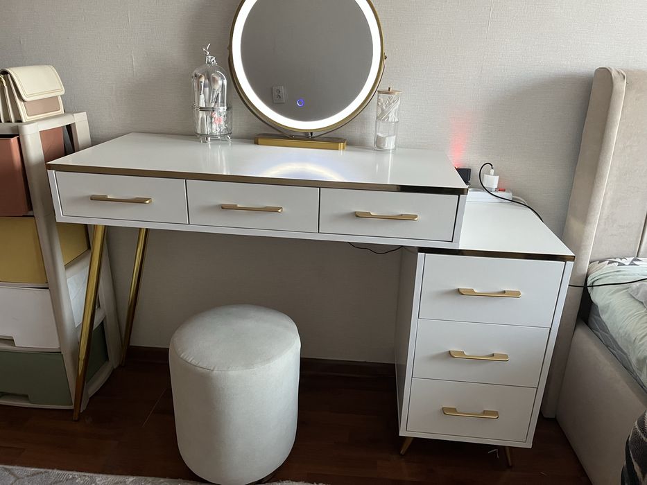 Туалетный столик с зеркалом