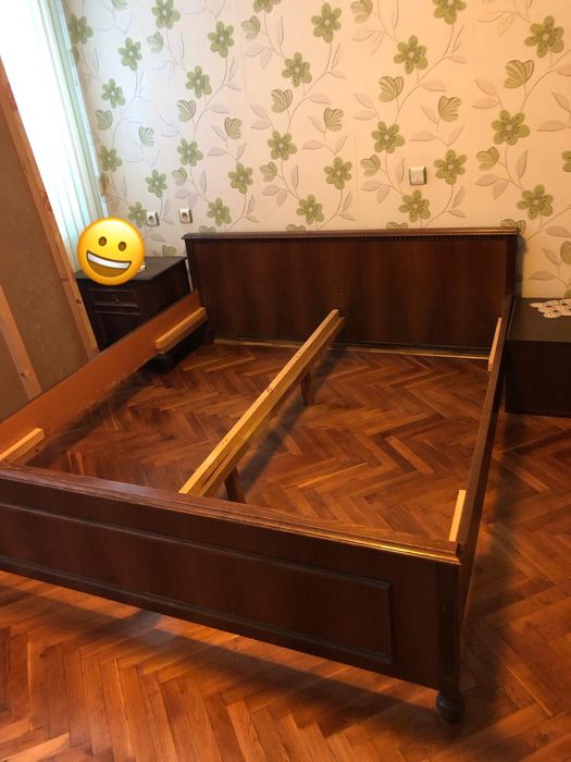 Продава се- спалня, две шкафчета, гардероб и тоалетка с огледало