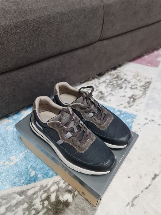 Продам кроссовки новые