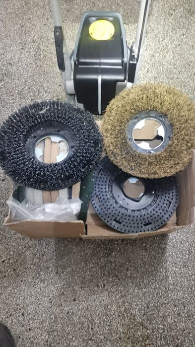 Vand  aparat Monodisc Karcher Professional BDS 33/180 c foarte putin folosit !- decapat, slefuit, lustruit pardoseli