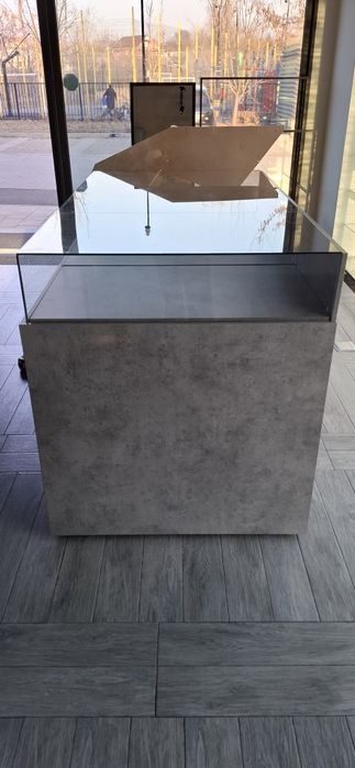 Продам стол витрину (островок)