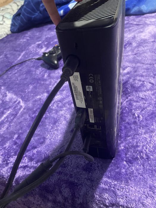 Xbox 360 cu maneta si 3 jocuri