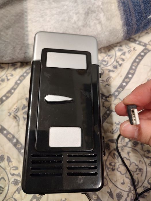 Mini frigider pe USB pentru doze