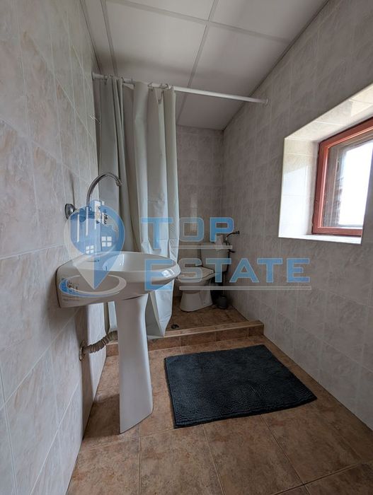 Двуетажна къща с голям двор и кладенец в село Ресен