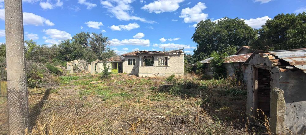 Парцел с къща в регулация в село Могилище 2718кв.м