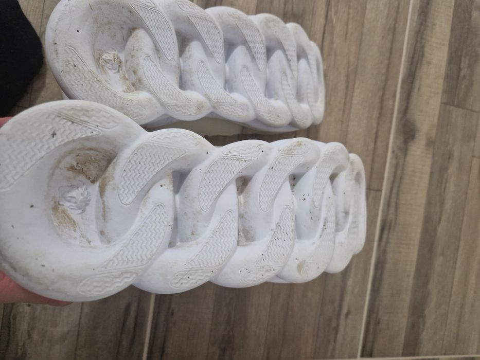 Vând adidasi versace !