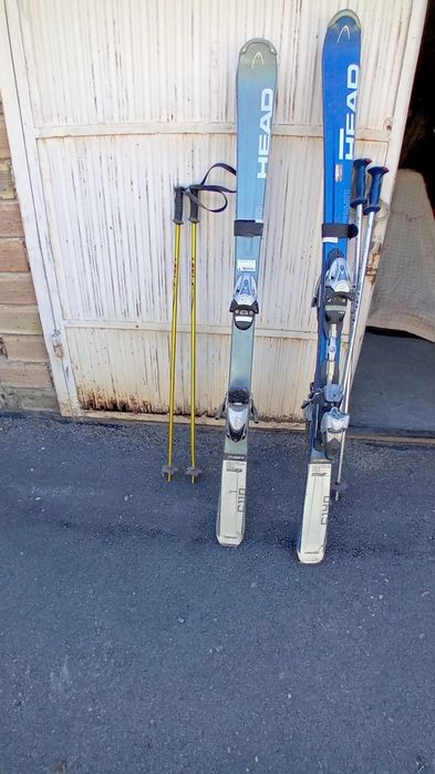 Два чифта ски head с щеките за подпиране