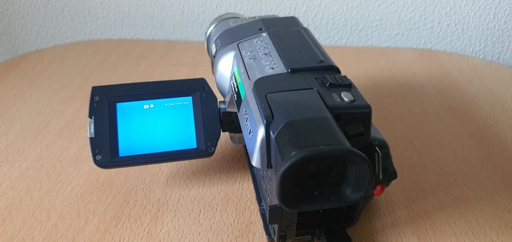 Vând cameră video digital  8 Sony DCR-TRV145E defectă