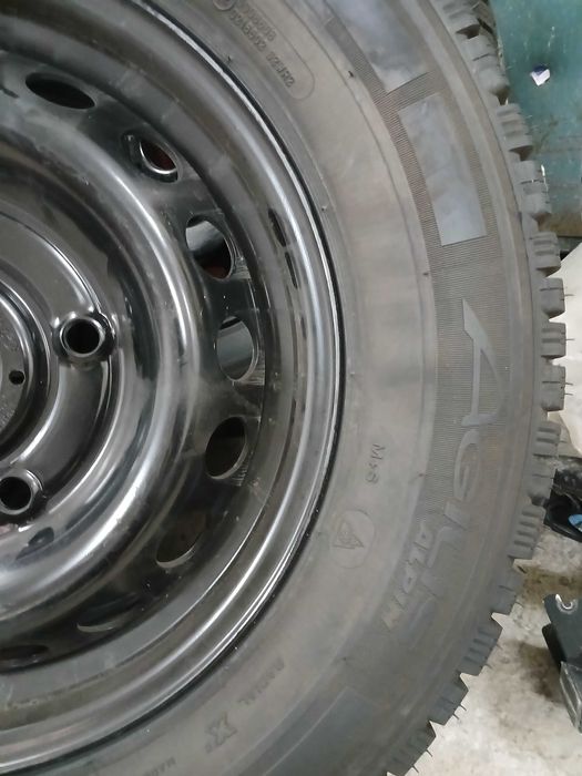 Продавам нови гуми с нови джанти Мишелин  235/65/16