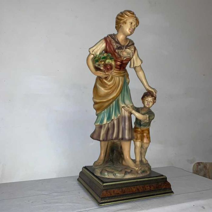 Statuie femeie cu copil