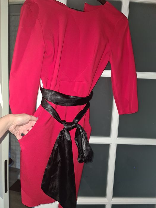 Продаю  платье красное