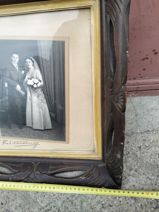 Антикварна дървена рамка с триптична сватбена снимка