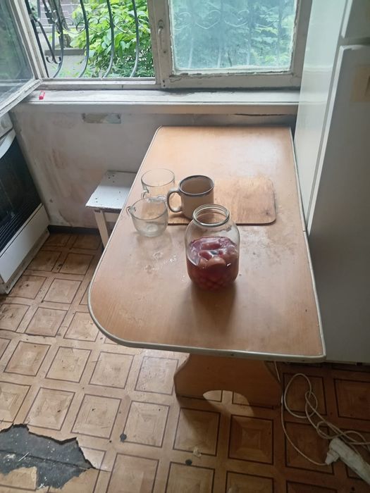 Шкафы, диван, столы, ковры