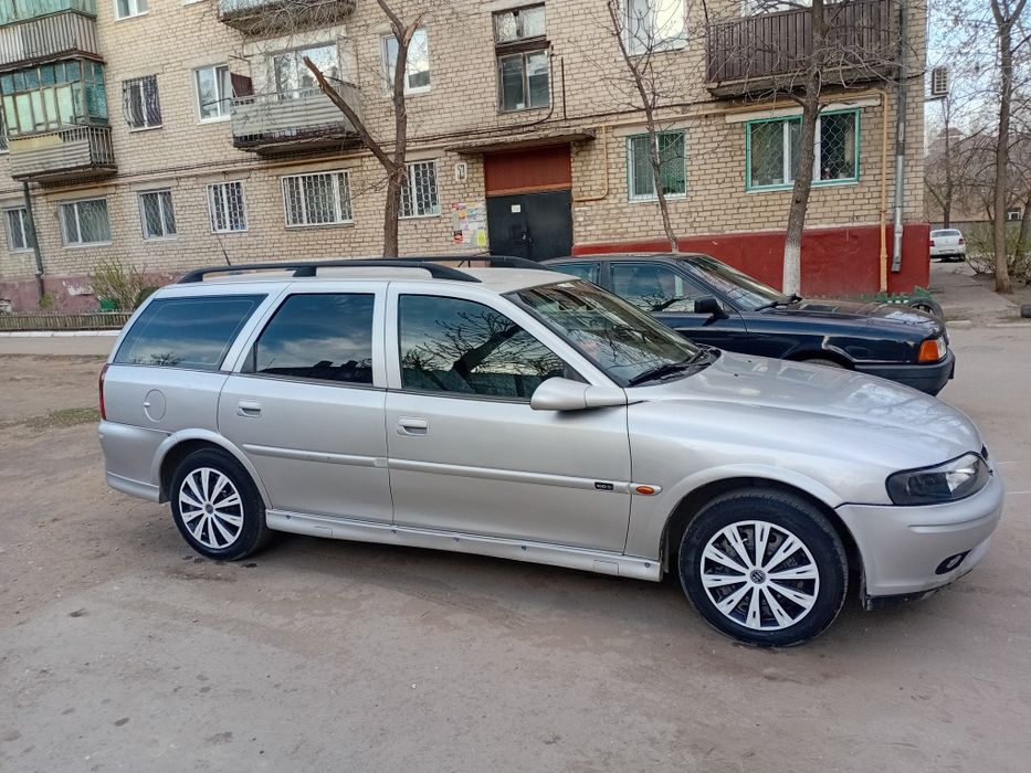 Продам Вектру Б 1999