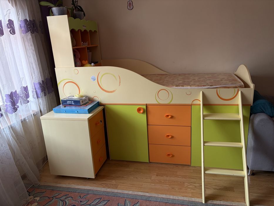 Детская кровать, комбинированная со столом