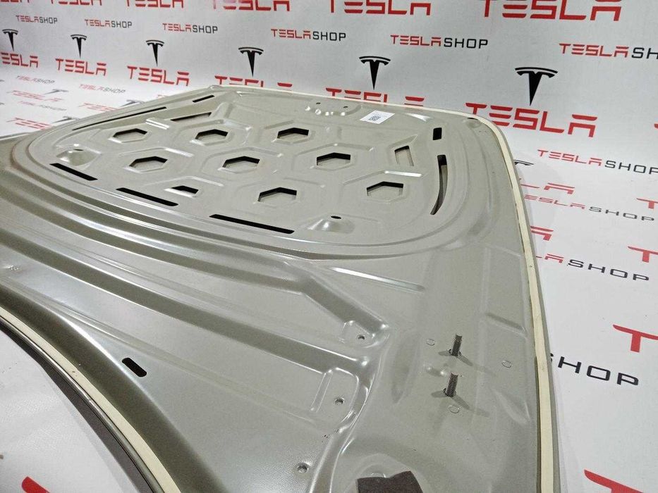 Капот на Тесла Модел 3 2018- Tesla Model 3 2018-