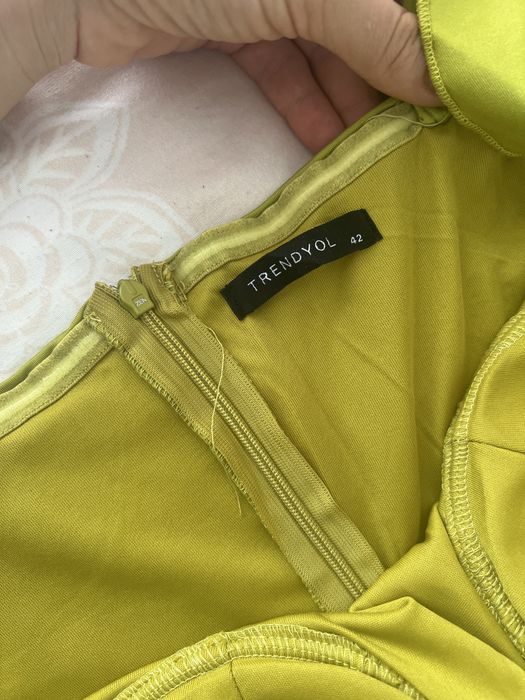 Зелена рокля по тялото