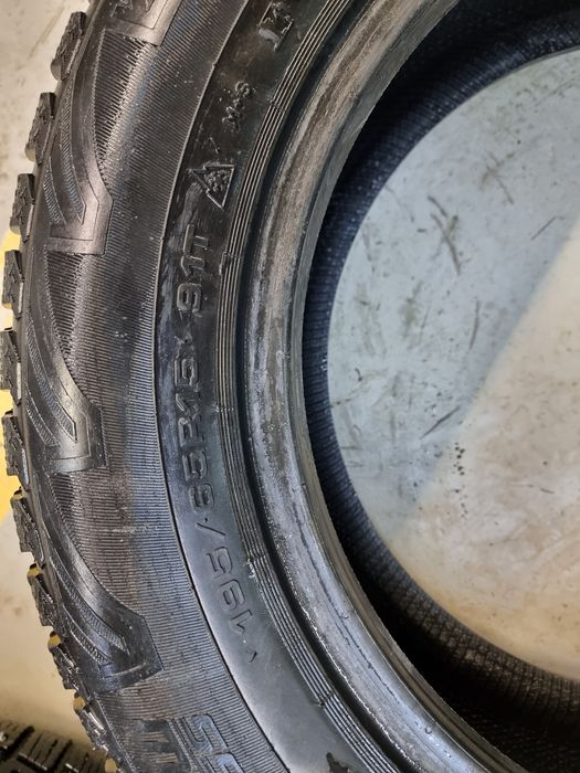 Продам шипованую резину