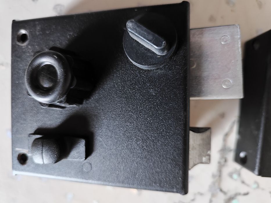 Замок накладной на дверь.