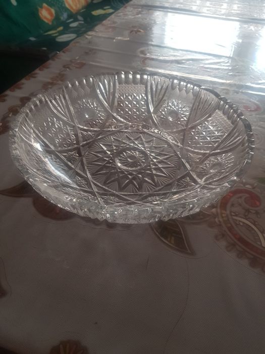 Блюдо из чистого хрусталя.